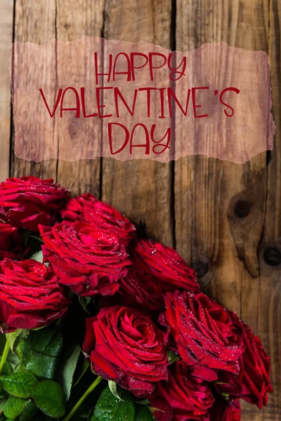 Rosas vermelhas com slogan Feliz Dia dos Namorados — Fotografia de Stock