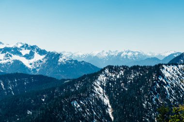 Karlı zirveleri olan Dağ Manzarası