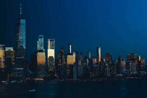 Nowy Jork i centrum Manhattanu z Jersey City w nocy — Zdjęcie stockowe