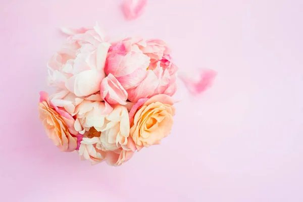 Bando fresco de peônias e rosas cor de rosa — Fotografia de Stock