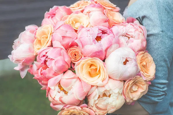 Ramo fresco de peonías y rosas rosadas — Foto de Stock