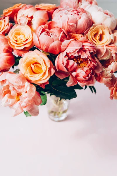 Ramo fresco de peonías y rosas rosadas — Foto de Stock