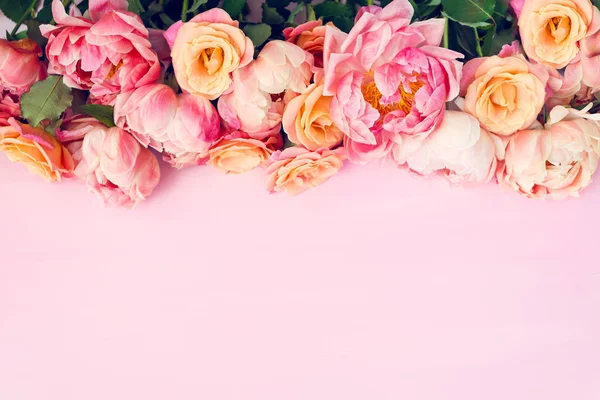 Taze pembe şakayıklar ve güller