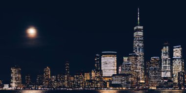 New York City silueti ve Manhattan şehir merkezi gece boyunca Jersey City 'den