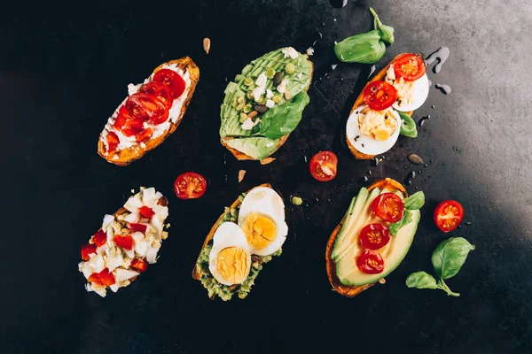 Rostat bröd av sötpotatis med avokado, ägg, tomater och sesamfrön — Stockfoto