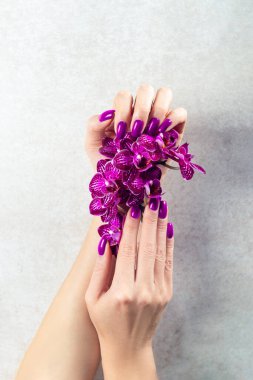 Mor moda kadın manikürü.