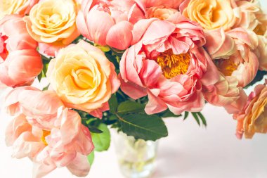 Taze pembe şakayıklar ve güller