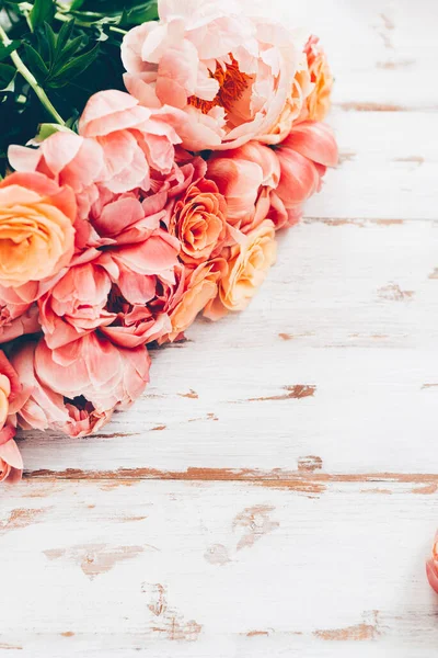 Ramo fresco de peonías y rosas rosadas — Foto de Stock