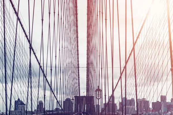 Подробности о Бруклинском мосту в Нью-Йорке — стоковое фото