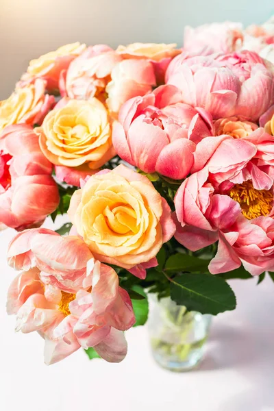 Świeże różowe piwonie i róże — Zdjęcie stockowe