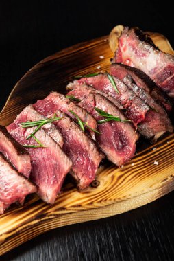 Tahtada baharat ve otlarla biraz tuzlanmış bonfile biftekli biftek.