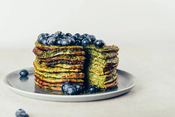 Pannenkoeken van spinazie, kokosmelk en haver — Stockfoto