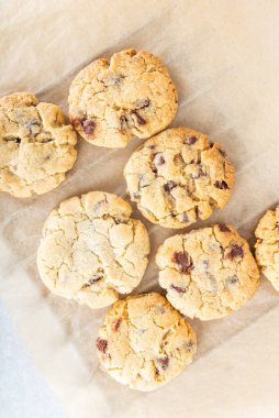 Çikolata parçacıklı vanilyalı bisküvi.