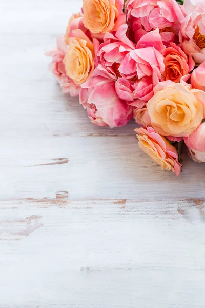 Свіжа купа рожевих півоній і троянд — стокове фото