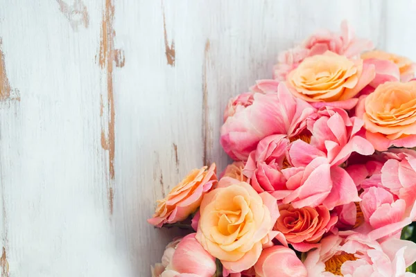 Свежая куча розовых пионов и роз — стоковое фото