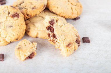 Çocuklar tarafından yapılmış çikolatalı vanilyalı bisküviler.