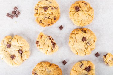 Çocuklar tarafından yapılmış çikolatalı vanilyalı bisküviler.