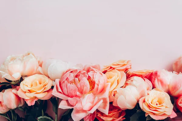 Ramo Fresco Peonías Rosas Rosadas Sobre Fondo Rosa Concepto Tarjeta — Foto de Stock