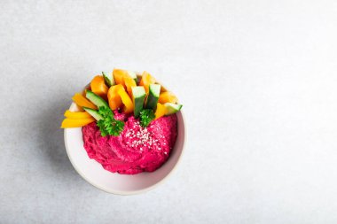 Beyaz Bowl 'daki nohut ve pancar pancarından yapılmış ev yapımı pancar soslu, açık gri arka planda. Sağlıklı Vejetaryen Detox Atıştırması