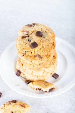 Çocuklar tarafından yapılmış çikolatalı vanilyalı bisküviler.