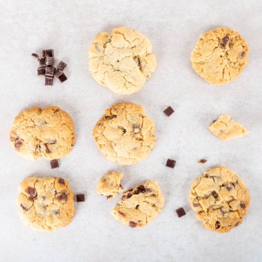 Çocuklar tarafından yapılmış çikolatalı vanilyalı bisküviler.