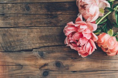 Taze pembe şakayıklar ve güller ahşap kırsal arka planda. Kart kavramı, pastel renkler, resmi kapat, boşluğu kopyala