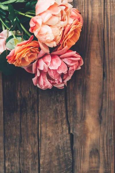 Свіжа Купа Рожевих Півоній Троянд Дерев Яному Сільському Тлі Концепція — стокове фото