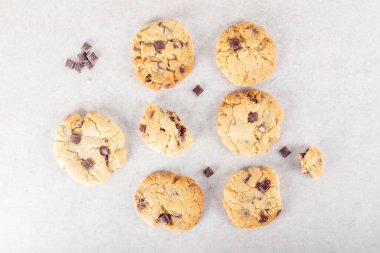 Çikolata parçacıklı vanilyalı bisküvi.