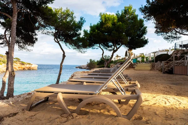 Lettini vuoti vicino alla piscina, coronavirus, Europa — Foto Stock