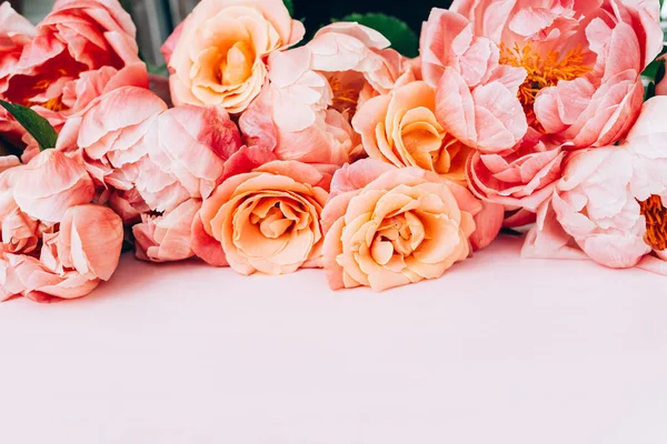 Um bando de peónias e rosas cor-de-rosa — Fotografia de Stock