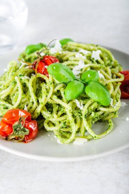 Pesto soslu spagetti.
