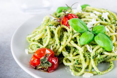 Pesto soslu spagetti.