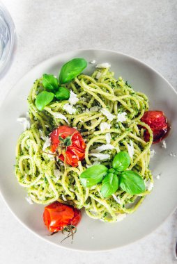 Pesto soslu spagetti.