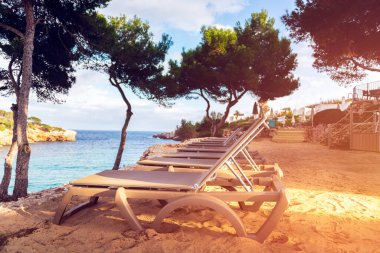 Havuz kenarındaki boş güneşlikler, koronavirüs, Avrupa