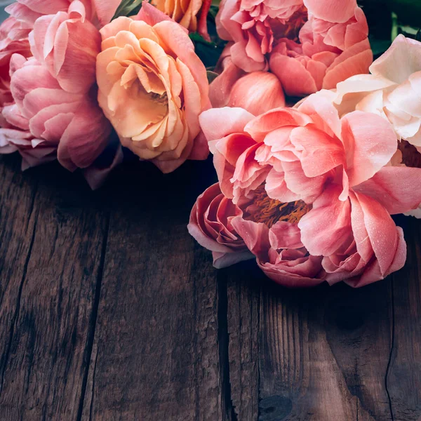 Букет з рожевих півоній і троянд — стокове фото