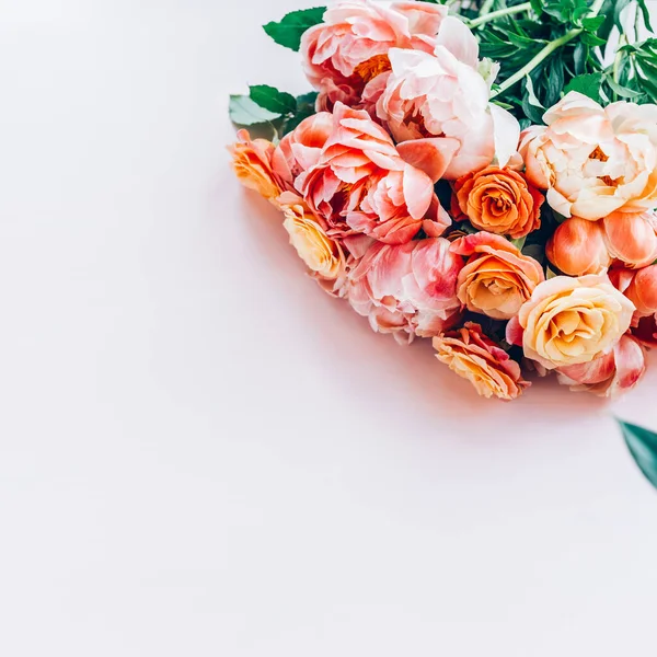 분홍빛 꽃 과 장미꽃 한 송이 — 스톡 사진