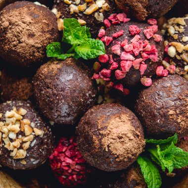 Çiğ vejetaryen mantarı veya Enerji Topları