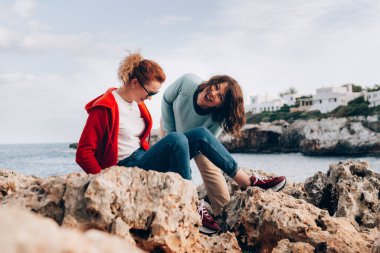 Genç kadınlar akşamları yeşil parkta eğleniyorlar..