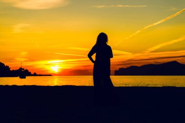 Günbatımında Kadın Silueti