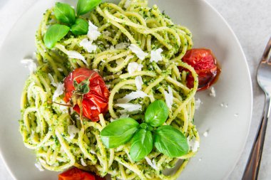 Pesto soslu spagetti.