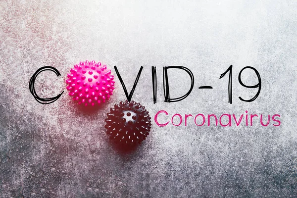Напис COVID-19 з деформаційними моделями — стокове фото