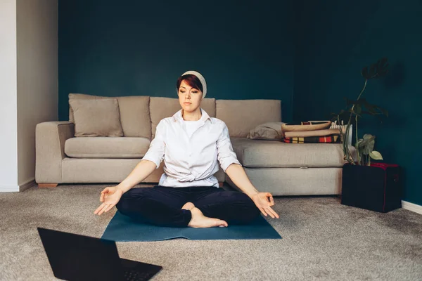 Mujer está haciendo yoga en línea — Foto de Stock