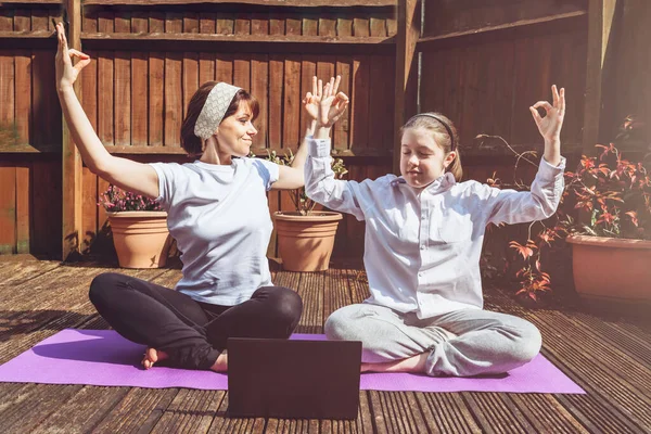 Happy Mother Daughter Están Haciendo Yoga Línea Con Portátil Durante — Foto de Stock