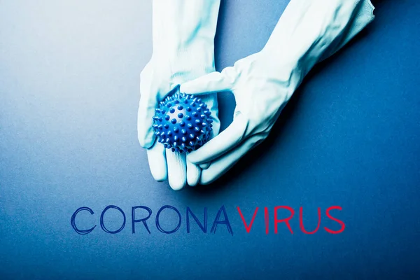 ワード コロナウイルス 概要手袋を着用したCovid 19またはコロナウイルスのウイルス株モデル 自分自身を守り 家の概念を保ちなさい 青の背景 — ストック写真