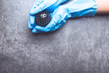 COVID-19 'un soyut virüs modeli mi yoksa eldivenli Coronavirüs mü? Kendini koru, evde kal. Koyu gri arkaplan