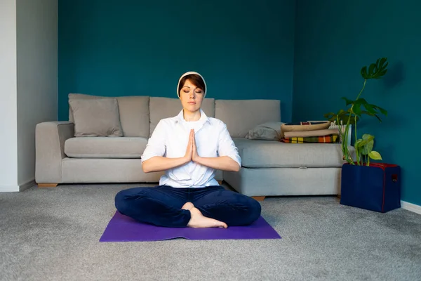 Mujer Está Haciendo Yoga Línea Durante Autoaislamiento Sala Estar Sin — Foto de Stock