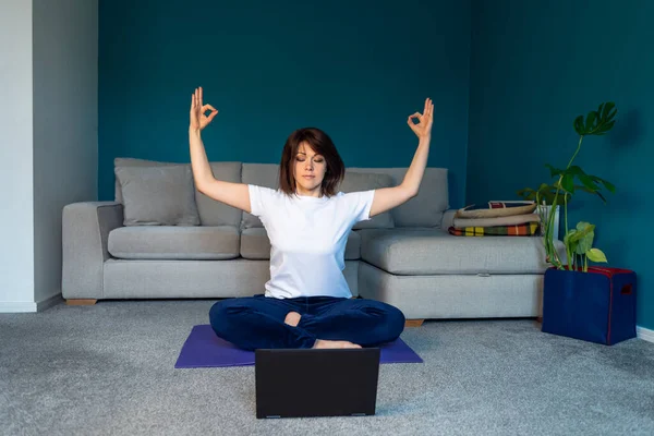 Mujer Está Haciendo Yoga Línea Con Ordenador Portátil Durante Autoaislamiento — Foto de Stock