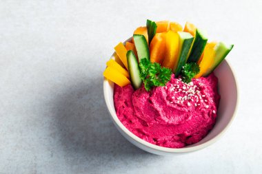 Beyaz Bowl 'daki nohut ve pancar pancarından yapılmış ev yapımı pancar soslu, açık gri arka planda. Sağlıklı Vejetaryen Detox Atıştırması