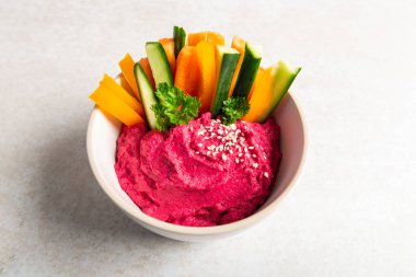 Beyaz Bowl 'daki nohut ve pancar pancarından yapılmış ev yapımı pancar soslu, açık gri arka planda. Sağlıklı Vejetaryen Detox Atıştırması