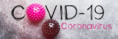 COVID-19 ve Coronavirus kelimeleri. COVID-19 ya da Coronavirüs salgınının soyut virüs modelleri. Sancak boyutu